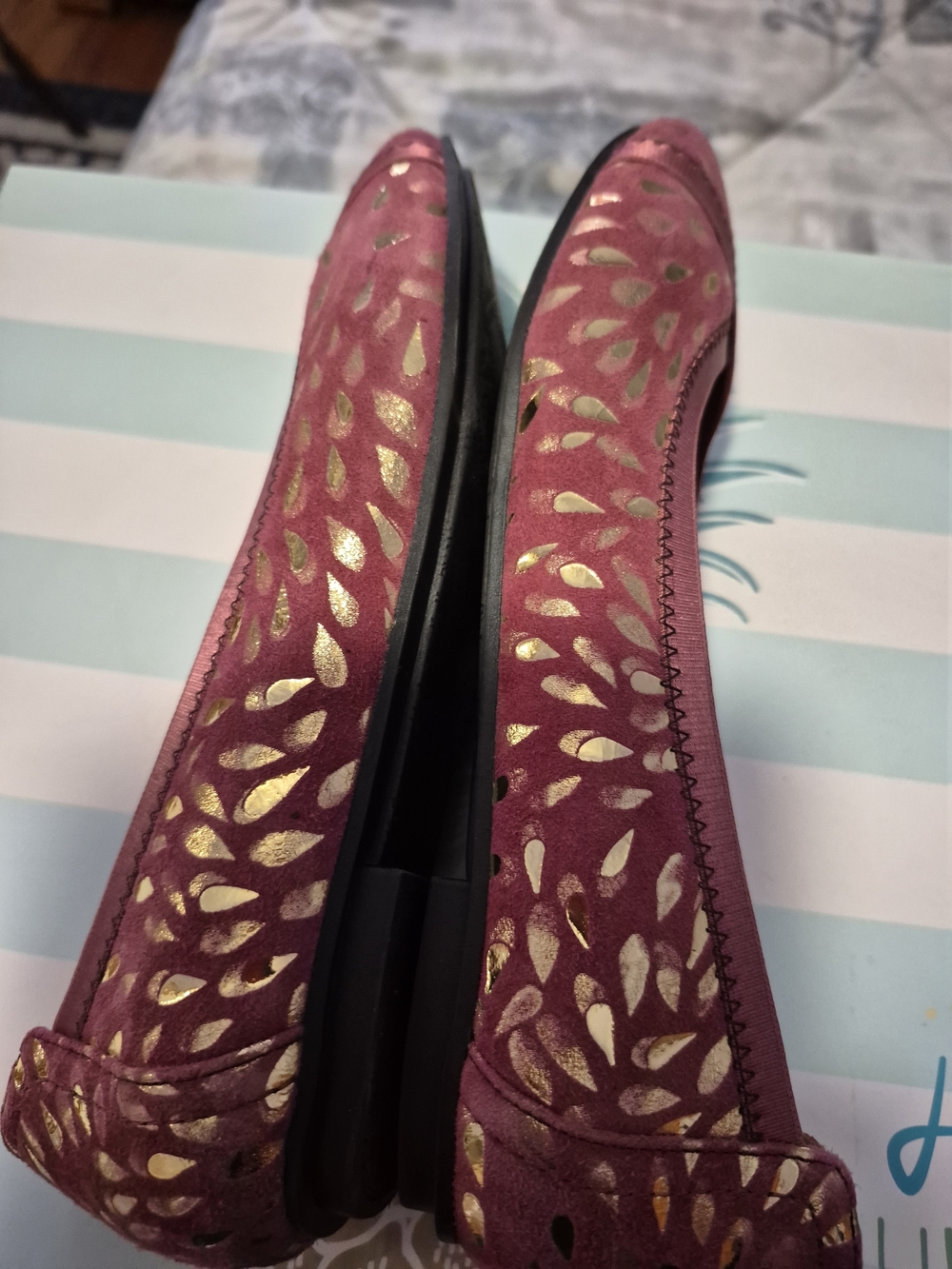 Vionic Women's Mauve-Pink Flats with Gold Cutout Detail - Picture 3 of 4